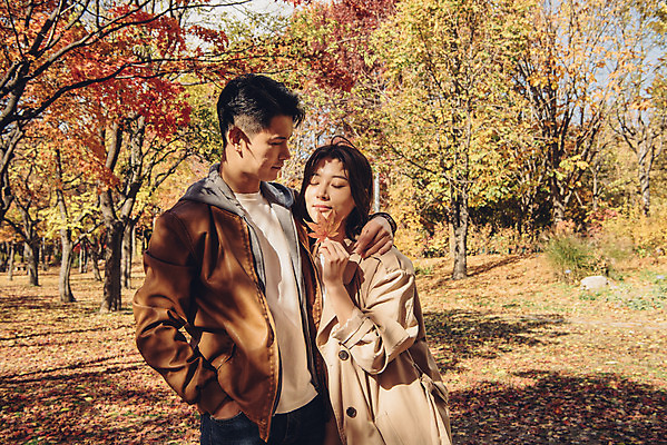 포토 JPG 주간 커플 여자 남자 행복 단풍 낙엽 데이트 자연 서울 서기 상반신 20대 성인 야외 두명 앞모습 다정 산책 한국인 가을 숲 즐거움 성인만 서울숲 국내포토 자연요소 계절 감정 뷰포인트 컨셉 잎 관계 모션 휴식 한국 사람 동양인 청년 생태계 파일형식
