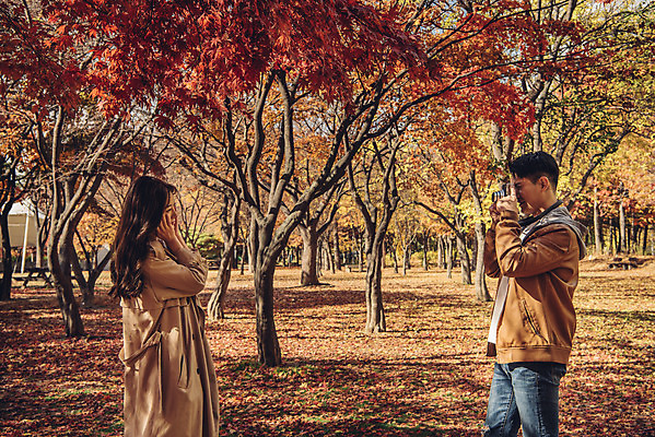 포토 JPG 주간 커플 여자 남자 행복 단풍 낙엽 데이트 자연 서울 서기 들기 상반신 20대 성인 야외 두명 옆모습 사진촬영 다정 산책 한국인 가을 숲 즐거움 폴라로이드 성인만 서울숲 국내포토 자연요소 계절 감정 뷰포인트 컨셉 잎 관계 모션 휴식 한국 사람 동양인 청년 카메라 촬영 생태계 파일형식