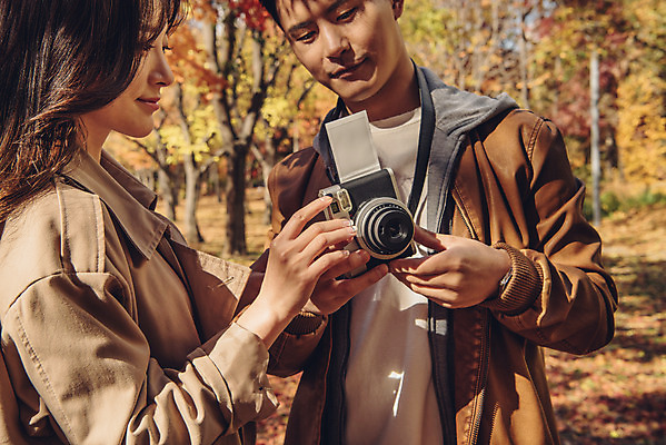 포토 JPG 주간 커플 여자 남자 행복 단풍 낙엽 데이트 자연 서울 서기 상반신 20대 성인 야외 두명 앞모습 옆모습 사진촬영 다정 산책 한국인 가을 숲 즐거움 폴라로이드 성인만 서울숲 국내포토 자연요소 계절 감정 뷰포인트 컨셉 잎 관계 모션 휴식 한국 사람 동양인 청년 카메라 촬영 생태계 파일형식