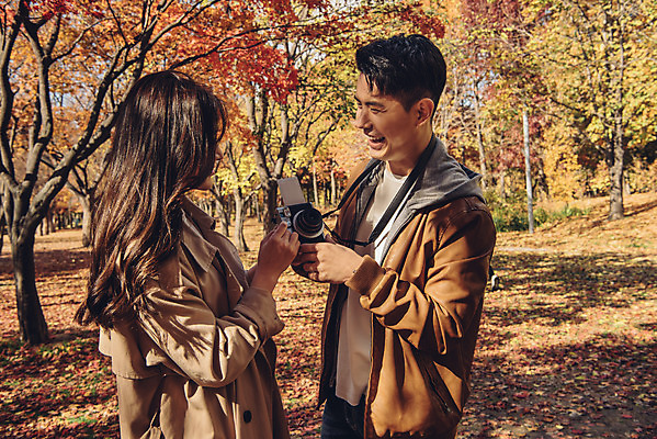 포토 JPG 주간 커플 여자 남자 행복 단풍 낙엽 데이트 자연 서울 서기 웃음 상반신 20대 성인 야외 두명 옆모습 다정 산책 한국인 가을 숲 즐거움 폴라로이드 성인만 서울숲 국내포토 자연요소 계절 감정 뷰포인트 컨셉 잎 관계 모션 휴식 한국 표정 사람 동양인 청년 카메라 생태계 파일형식