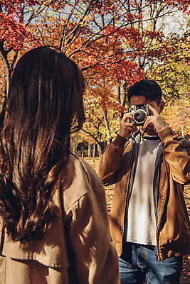 포토 JPG 주간 커플 여자 남자 행복 단풍 낙엽 데이트 자연 서울 서기 들기 상반신 20대 성인 야외 두명 앞모습 뒷모습 사진촬영 다정 산책 한국인 가을 숲 즐거움 폴라로이드 성인만 서울숲 국내포토 자연요소 계절 감정 뷰포인트 컨셉 잎 관계 모션 휴식 한국 사람 동양인 청년 카메라 촬영 생태계 파일형식