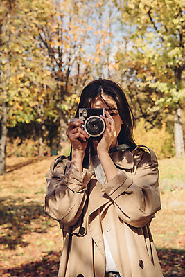 포토 JPG 주간 여자 단풍 낙엽 데이트 자연 서울 한명 서기 상반신 20대 성인 야외 앞모습 카메라 사진촬영 산책 한국인 가을 숲 폴라로이드 성인여자한명만 서울숲 국내포토 자연요소 1 계절 뷰포인트 잎 모션 휴식 한국 사람 동양인 청년 전자제품 촬영 생태계 여자한명만 성인여자만 파일형식