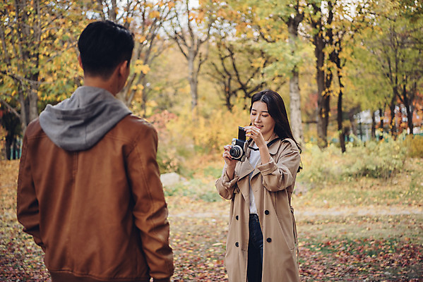 포토 JPG 주간 커플 여자 남자 행복 단풍 낙엽 데이트 자연 서울 서기 들기 상반신 20대 성인 야외 두명 앞모습 뒷모습 사진촬영 다정 산책 한국인 가을 숲 즐거움 폴라로이드 성인만 서울숲 국내포토 자연요소 계절 감정 뷰포인트 컨셉 잎 관계 모션 휴식 한국 사람 동양인 청년 카메라 촬영 생태계 파일형식