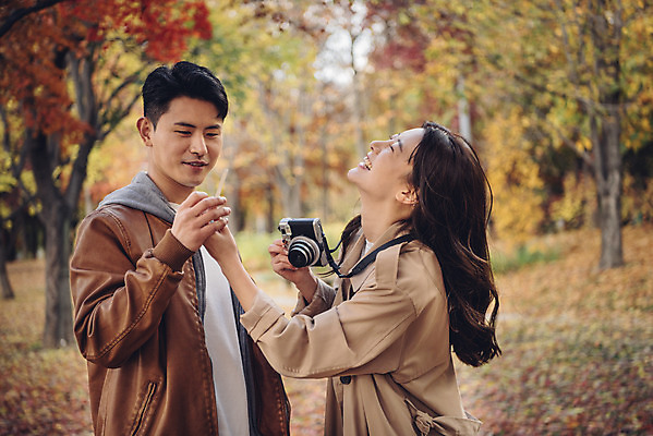 포토 JPG 주간 커플 여자 남자 행복 단풍 낙엽 데이트 자연 서울 서기 웃음 상반신 20대 성인 야외 두명 옆모습 다정 산책 한국인 가을 숲 즐거움 폴라로이드 성인만 서울숲 국내포토 자연요소 계절 감정 뷰포인트 컨셉 잎 관계 모션 휴식 한국 표정 사람 동양인 청년 카메라 생태계 파일형식