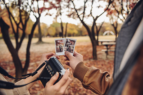 포토 JPG 주간 손 커플 여자 남자 행복 단풍 낙엽 데이트 자연 서울 들기 20대 성인 야외 두명 신체부위 사진촬영 다정 산책 한국인 가을 숲 즐거움 폴라로이드 폴라로이드사진 성인만 서울숲 국내포토 자연요소 계절 감정 컨셉 잎 관계 모션 휴식 한국 사람 동양인 청년 카메라 촬영 생태계 파일형식