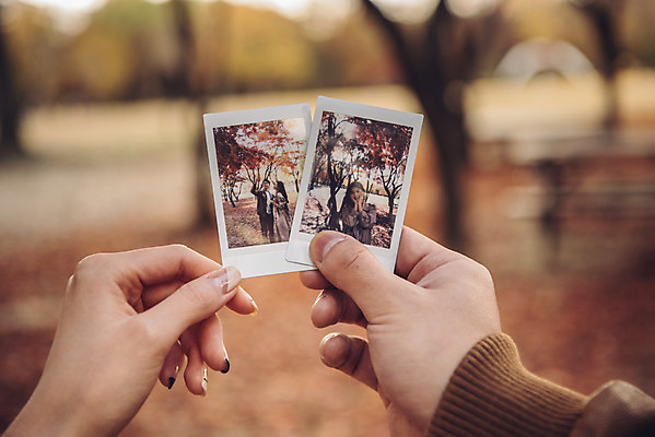 포토 JPG 주간 손 커플 여자 남자 행복 단풍 낙엽 데이트 자연 서울 들기 20대 성인 야외 두명 신체부위 사진촬영 다정 산책 한국인 가을 숲 즐거움 폴라로이드 폴라로이드사진 성인만 서울숲 국내포토 자연요소 계절 감정 컨셉 잎 관계 모션 휴식 한국 사람 동양인 청년 카메라 촬영 생태계 파일형식