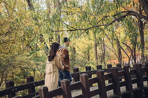 포토 JPG 주간 커플 여자 남자 행복 단풍 낙엽 데이트 자연 서울 상반신 20대 성인 야외 두명 뒷모습 걷기 다정 산책 한국인 가을 숲 즐거움 성인만 서울숲 국내포토 자연요소 계절 감정 뷰포인트 컨셉 잎 관계 모션 휴식 한국 사람 동양인 청년 생태계 파일형식