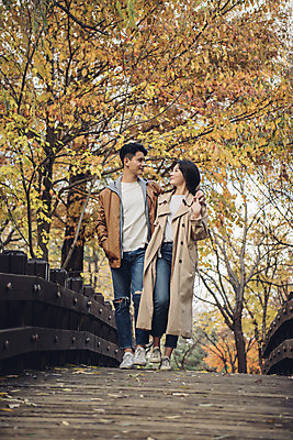 포토 JPG 주간 전신 커플 여자 남자 행복 단풍 낙엽 데이트 자연 서울 서기 20대 성인 야외 두명 앞모습 마주보기 다정 산책 한국인 가을 숲 즐거움 성인만 서울숲 어깨에손 국내포토 자연요소 계절 감정 뷰포인트 컨셉 잎 관계 모션 휴식 한국 사람 동양인 청년 생태계 파일형식
