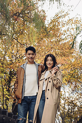 포토 JPG 주간 커플 여자 남자 행복 단풍 낙엽 데이트 자연 서울 서기 미소 상반신 20대 성인 야외 두명 앞모습 다정 산책 한국인 가을 숲 즐거움 은행잎 성인만 서울숲 국내포토 자연요소 계절 감정 뷰포인트 컨셉 잎 관계 모션 휴식 한국 표정 사람 동양인 청년 생태계 파일형식