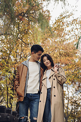 포토 JPG 주간 커플 여자 남자 행복 단풍 낙엽 데이트 자연 서울 서기 미소 상반신 20대 성인 야외 두명 앞모습 다정 산책 한국인 가을 숲 즐거움 은행잎 성인만 서울숲 국내포토 자연요소 계절 감정 뷰포인트 컨셉 잎 관계 모션 휴식 한국 표정 사람 동양인 청년 생태계 파일형식