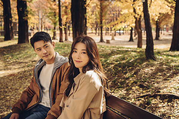 포토 JPG 주간 커플 여자 남자 행복 단풍 낙엽 벤치 데이트 자연 휴식 서울 앉기 상반신 20대 성인 야외 두명 앞모습 옆모습 다정 산책 한국인 가을 숲 즐거움 은행잎 성인만 서울숲 국내포토 자연요소 계절 감정 뷰포인트 컨셉 잎 의자 관계 모션 한국 사람 동양인 청년 생태계 파일형식