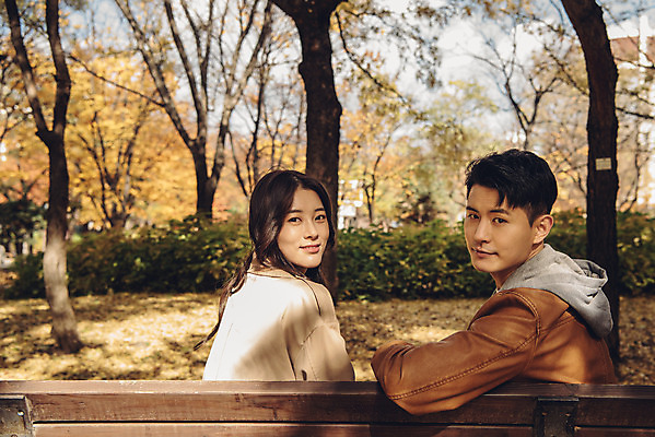 포토 JPG 주간 커플 여자 남자 행복 단풍 낙엽 데이트 자연 휴식 서울 앉기 상반신 20대 성인 야외 두명 뒷모습 다정 산책 한국인 가을 뒤돌아보기 숲 즐거움 은행잎 성인만 서울숲 국내포토 자연요소 계절 감정 뷰포인트 컨셉 잎 관계 모션 한국 사람 동양인 청년 생태계 파일형식