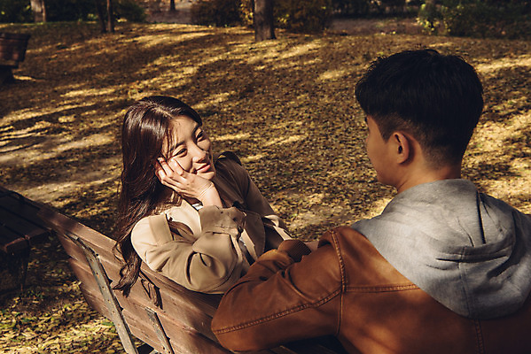 포토 JPG 주간 커플 여자 남자 행복 단풍 낙엽 데이트 자연 휴식 서울 앉기 상반신 20대 성인 야외 두명 앞모습 뒷모습 마주보기 다정 산책 한국인 가을 숲 즐거움 은행잎 성인만 서울숲 국내포토 자연요소 계절 감정 뷰포인트 컨셉 잎 관계 모션 한국 사람 동양인 청년 생태계 파일형식