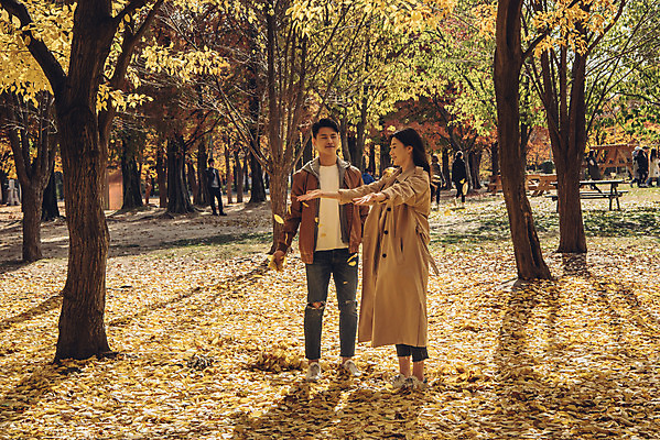 포토 JPG 주간 전신 커플 여자 남자 행복 단풍 낙엽 데이트 자연 서울 서기 20대 성인 야외 두명 앞모습 옆모습 다정 산책 한국인 가을 숲 즐거움 은행잎 성인만 서울숲 국내포토 자연요소 계절 감정 뷰포인트 컨셉 잎 관계 모션 휴식 한국 사람 동양인 청년 생태계 파일형식