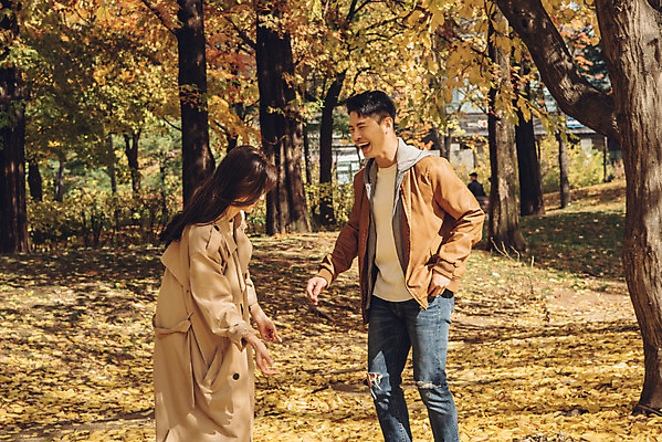 포토 JPG 주간 커플 여자 남자 행복 단풍 낙엽 데이트 장난 자연 서울 서기 웃음 상반신 20대 성인 야외 두명 옆모습 다정 산책 한국인 가을 숲 즐거움 은행잎 성인만 서울숲 국내포토 자연요소 계절 감정 뷰포인트 컨셉 잎 관계 모션 휴식 한국 표정 사람 동양인 청년 생태계 파일형식