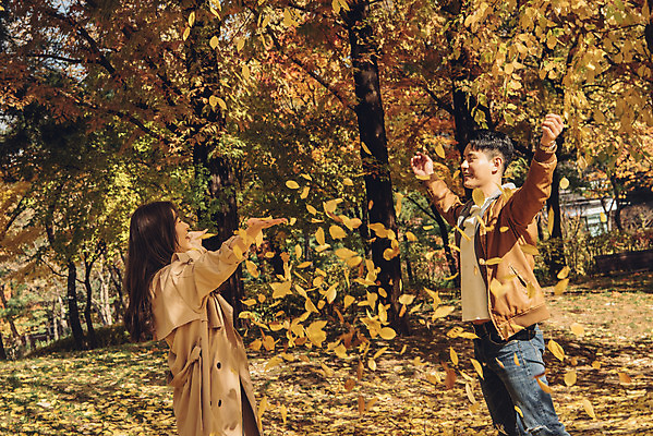 포토 JPG 주간 커플 여자 남자 행복 단풍 낙엽 데이트 장난 자연 서울 서기 웃음 상반신 20대 성인 야외 두명 옆모습 다정 산책 한국인 가을 숲 즐거움 은행잎 성인만 서울숲 국내포토 자연요소 계절 감정 뷰포인트 컨셉 잎 관계 모션 휴식 한국 표정 사람 동양인 청년 생태계 파일형식