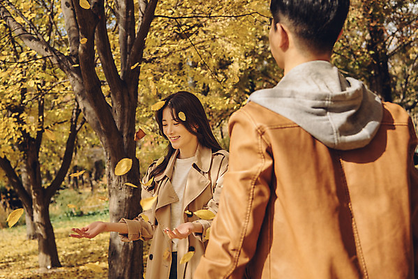 포토 JPG 주간 커플 여자 남자 행복 단풍 낙엽 데이트 장난 자연 서울 서기 웃음 상반신 20대 성인 야외 두명 앞모습 뒷모습 다정 산책 한국인 가을 숲 즐거움 은행잎 성인만 서울숲 국내포토 자연요소 계절 감정 뷰포인트 컨셉 잎 관계 모션 휴식 한국 표정 사람 동양인 청년 생태계 파일형식