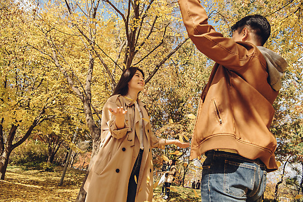 포토 JPG 주간 커플 여자 남자 행복 단풍 낙엽 데이트 장난 자연 서울 서기 웃음 상반신 20대 성인 야외 두명 옆모습 뒷모습 다정 산책 한국인 가을 숲 즐거움 은행잎 성인만 서울숲 국내포토 자연요소 계절 감정 뷰포인트 컨셉 잎 관계 모션 휴식 한국 표정 사람 동양인 청년 생태계 파일형식