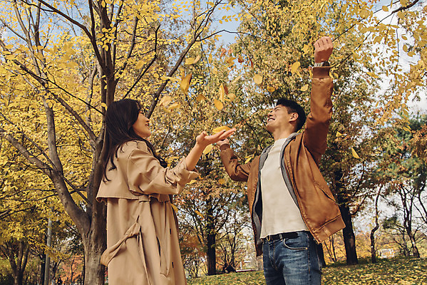 포토 JPG 주간 커플 여자 남자 행복 단풍 낙엽 데이트 장난 자연 서울 서기 웃음 상반신 20대 성인 야외 두명 옆모습 다정 산책 한국인 가을 숲 즐거움 은행잎 성인만 서울숲 국내포토 자연요소 계절 감정 뷰포인트 컨셉 잎 관계 모션 휴식 한국 표정 사람 동양인 청년 생태계 파일형식