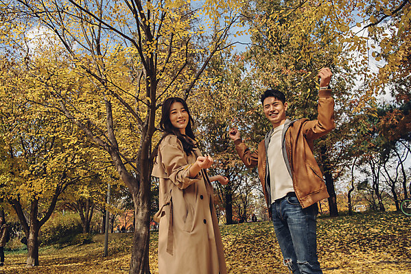 포토 JPG 주간 커플 여자 남자 행복 단풍 낙엽 데이트 장난 자연 서울 서기 웃음 상반신 20대 성인 야외 두명 옆모습 다정 산책 한국인 가을 숲 즐거움 은행잎 성인만 서울숲 국내포토 자연요소 계절 감정 뷰포인트 컨셉 잎 관계 모션 휴식 한국 표정 사람 동양인 청년 생태계 파일형식