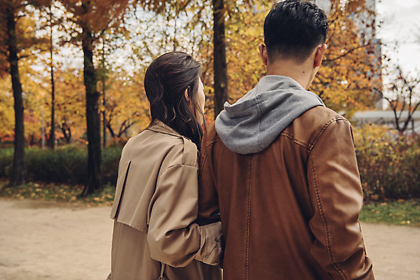 포토 JPG 주간 커플 여자 남자 행복 단풍 낙엽 데이트 자연 서울 상반신 20대 성인 야외 두명 뒷모습 걷기 다정 산책 한국인 가을 숲 즐거움 은행잎 성인만 서울숲 국내포토 자연요소 계절 감정 뷰포인트 컨셉 잎 관계 모션 휴식 한국 사람 동양인 청년 생태계 파일형식