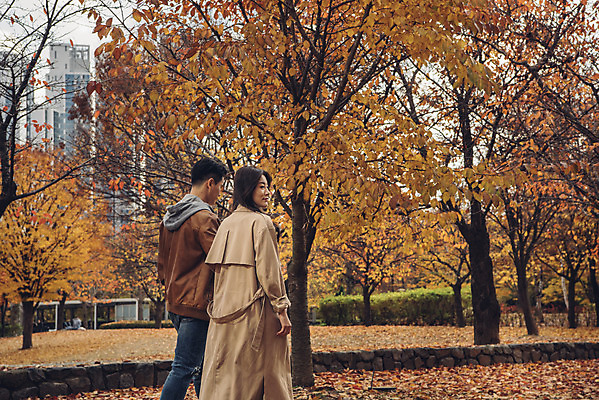 포토 JPG 주간 커플 여자 남자 행복 단풍 낙엽 데이트 자연 서울 상반신 20대 성인 야외 두명 뒷모습 걷기 다정 산책 한국인 가을 숲 즐거움 은행잎 성인만 서울숲 국내포토 자연요소 계절 감정 뷰포인트 컨셉 잎 관계 모션 휴식 한국 사람 동양인 청년 생태계 파일형식