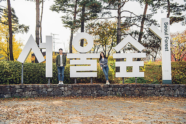 포토 JPG 주간 전신 커플 여자 남자 행복 데이트 서울 서기 20대 성인 야외 두명 앞모습 다정 한국인 가을 숲 즐거움 성인만 서울숲 국내포토 자연요소 계절 감정 뷰포인트 컨셉 관계 모션 한국 사람 동양인 청년 파일형식