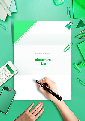 PSD 편집이미지 손 백그라운드 색연필 프레임 집게 신체부위 초록색 스마트폰 펜 계산기 표지판 클립 형광펜 카피스페이스 이미지편집 컬러 문구용품 학용품 알림판 사람 핸드폰 스마트기기 필기구 공백 장비 파일형식