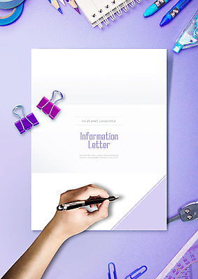 PSD 편집이미지 손 종이 백그라운드 색연필 프레임 자 집게 신체부위 펜 볼펜 보라색 표지판 클립 수정펜 카피스페이스 이미지편집 컬러 문구용품 학용품 알림판 사람 필기구 공백 파일형식