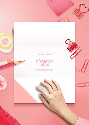 PSD 편집이미지 손 종이 분홍색 백그라운드 색연필 프레임 자 신체부위 쇼핑백 펜 표지판 클립 카피스페이스 이미지편집 컬러 가방 문구용품 학용품 알림판 사람 필기구 공백 파일형식