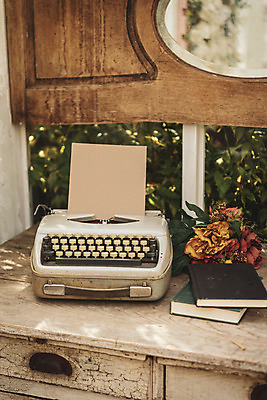 포토 JPG 주간 계절 백그라운드 프레임 사람없음 야외 책 가을 편안함 오브젝트 타자기 카피스페이스 국내포토 자연요소 공백 골동품 감각 파일형식