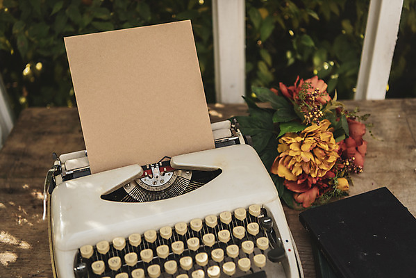 포토 JPG 주간 계절 백그라운드 프레임 사람없음 야외 책 가을 편안함 오브젝트 타자기 카피스페이스 국내포토 자연요소 공백 골동품 감각 파일형식