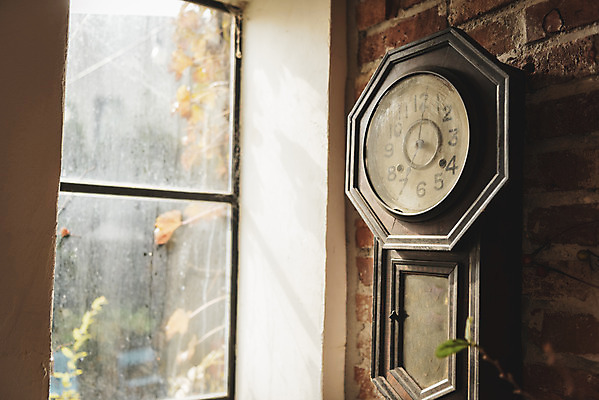 포토 JPG 주간 계절 시계 백그라운드 사람없음 야외 가을 편안함 벽시계 오브젝트 벽걸이 국내포토 자연요소 감각 파일형식