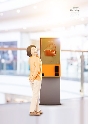 전신 PSD 편집이미지 여자 중년 50대 가방 한명 쇼핑 회색 한국인 키오스크 중년여자한명만 비대면서비스 온택트 이미지편집 1 잡화 컬러 사람 동양인 성인 서비스 여자한명만 중년여자만 파일형식 언택트