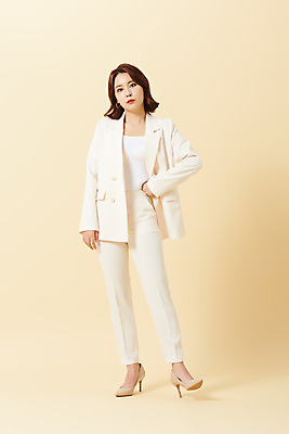 포토 JPG 스튜디오촬영 전신 여자 허리손 비즈니스 실내 한명 서기 정장 20대 성인 앞모습 뷰티 한국인 하이힐 노란배경 의료성형뷰티 성인여자한명만 국내포토 1 옷 구두 뷰포인트 포즈 백그라운드 모션 사람 동양인 청년 내부 노란색 여성화 여자한명만 성인여자만 파일형식