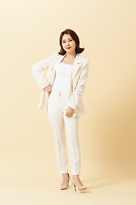 포토 JPG 스튜디오촬영 전신 여자 허리손 비즈니스 실내 한명 서기 정장 20대 성인 앞모습 뷰티 한국인 하이힐 노란배경 의료성형뷰티 성인여자한명만 국내포토 1 옷 구두 뷰포인트 포즈 백그라운드 모션 사람 동양인 청년 내부 노란색 여성화 여자한명만 성인여자만 파일형식