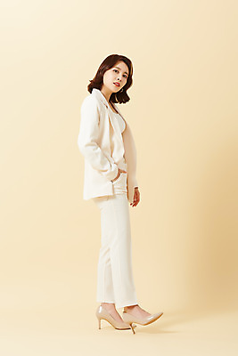 포토 JPG 스튜디오촬영 전신 여자 비즈니스 실내 한명 서기 정장 20대 성인 옆모습 뷰티 한국인 하이힐 노란배경 의료성형뷰티 성인여자한명만 국내포토 1 옷 구두 뷰포인트 백그라운드 모션 사람 동양인 청년 내부 노란색 여성화 여자한명만 성인여자만 파일형식