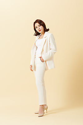 포토 JPG 스튜디오촬영 전신 여자 비즈니스 실내 한명 서기 정장 20대 성인 옆모습 뷰티 한국인 하이힐 노란배경 의료성형뷰티 성인여자한명만 국내포토 1 옷 구두 뷰포인트 백그라운드 모션 사람 동양인 청년 내부 노란색 여성화 여자한명만 성인여자만 파일형식