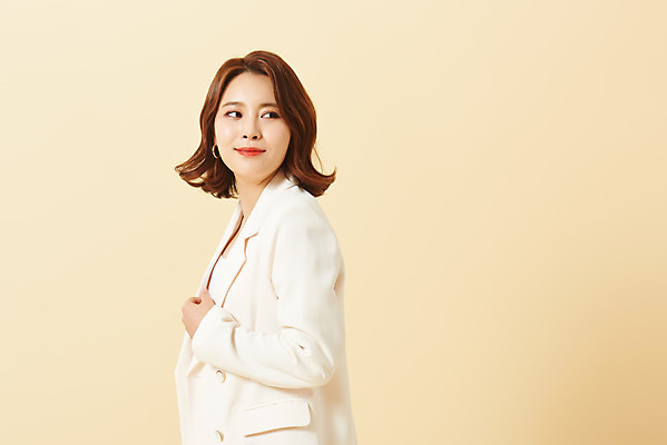 포토 JPG 스튜디오촬영 응시 여자 비즈니스 실내 한명 서기 미소 정장 상반신 20대 성인 옆모습 뷰티 한국인 노란배경 의료성형뷰티 성인여자한명만 국내포토 1 시선 옷 뷰포인트 백그라운드 모션 표정 사람 동양인 청년 내부 노란색 여자한명만 성인여자만 파일형식