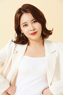 포토 JPG 스튜디오촬영 여자 허리손 비즈니스 실내 한명 서기 미소 정장 상반신 20대 성인 앞모습 뷰티 한국인 노란배경 의료성형뷰티 성인여자한명만 국내포토 1 옷 뷰포인트 포즈 백그라운드 모션 표정 사람 동양인 청년 내부 노란색 여자한명만 성인여자만 파일형식