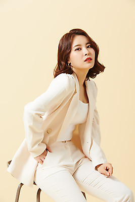 포토 JPG 스튜디오촬영 여자 의자 비즈니스 실내 한명 앉기 정장 상반신 20대 성인 옆모습 뷰티 한국인 노란배경 의료성형뷰티 성인여자한명만 국내포토 1 옷 뷰포인트 가구 백그라운드 모션 사람 동양인 청년 내부 노란색 여자한명만 성인여자만 파일형식