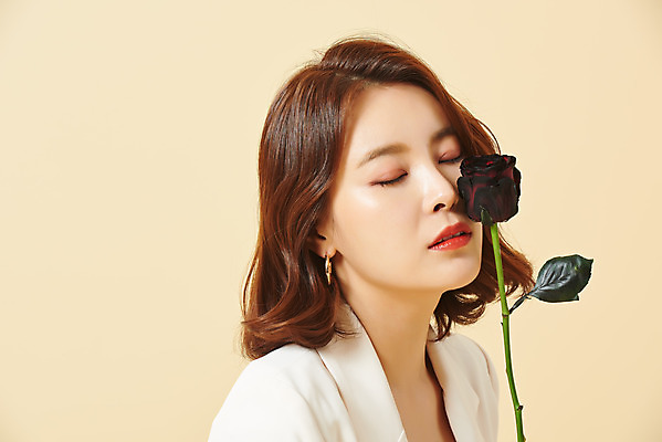 포토 JPG 스튜디오촬영 여자 꽃 얼굴 비즈니스 실내 한명 들기 앉기 정장 상반신 20대 성인 옆모습 뷰티 장미 눈감음 한국인 노란배경 의료성형뷰티 성인여자한명만 국내포토 식물 1 옷 뷰포인트 백그라운드 모션 사람 동양인 청년 내부 신체부위 노란색 여자한명만 성인여자만 파일형식