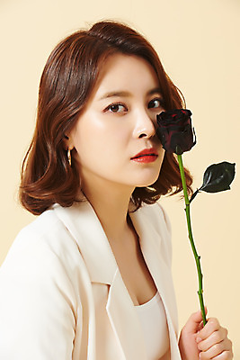 포토 JPG 스튜디오촬영 여자 꽃 얼굴 비즈니스 실내 한명 들기 앉기 정장 상반신 20대 성인 옆모습 뷰티 장미 한국인 노란배경 의료성형뷰티 성인여자한명만 국내포토 식물 1 옷 뷰포인트 백그라운드 모션 사람 동양인 청년 내부 신체부위 노란색 여자한명만 성인여자만 파일형식