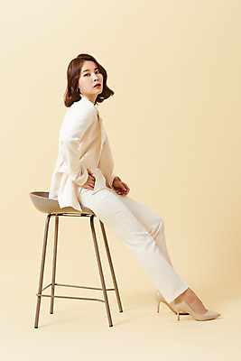 포토 JPG 스튜디오촬영 전신 여자 의자 비즈니스 실내 한명 앉기 정장 20대 성인 옆모습 뷰티 한국인 노란배경 의료성형뷰티 성인여자한명만 국내포토 1 옷 뷰포인트 가구 백그라운드 모션 사람 동양인 청년 내부 노란색 여자한명만 성인여자만 파일형식