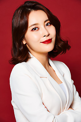 포토 JPG 스튜디오촬영 여자 비즈니스 실내 한명 서기 정장 상반신 20대 성인 옆모습 뷰티 섹시 팔짱 한국인 빨간배경 의료성형뷰티 성인여자한명만 국내포토 1 옷 뷰포인트 백그라운드 컨셉 모션 사람 동양인 청년 내부 빨간색 여자한명만 성인여자만 파일형식