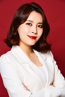 포토 JPG 스튜디오촬영 여자 비즈니스 실내 한명 서기 정장 상반신 20대 성인 옆모습 뷰티 섹시 팔짱 한국인 빨간배경 의료성형뷰티 성인여자한명만 국내포토 1 옷 뷰포인트 백그라운드 컨셉 모션 사람 동양인 청년 내부 빨간색 여자한명만 성인여자만 파일형식