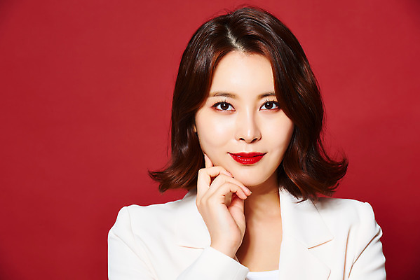 포토 JPG 스튜디오촬영 여자 비즈니스 실내 한명 서기 미소 정장 상반신 20대 성인 앞모습 뷰티 섹시 한국인 빨간배경 의료성형뷰티 성인여자한명만 국내포토 1 옷 뷰포인트 백그라운드 컨셉 모션 표정 사람 동양인 청년 내부 빨간색 여자한명만 성인여자만 파일형식