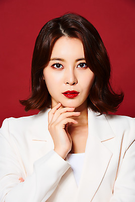 포토 JPG 스튜디오촬영 여자 비즈니스 실내 한명 서기 정장 상반신 20대 성인 앞모습 뷰티 섹시 한국인 빨간배경 의료성형뷰티 성인여자한명만 국내포토 1 옷 뷰포인트 백그라운드 컨셉 모션 사람 동양인 청년 내부 빨간색 여자한명만 성인여자만 파일형식