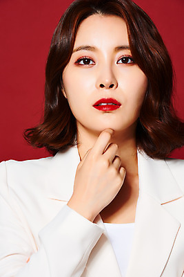 포토 JPG 스튜디오촬영 여자 얼굴 비즈니스 실내 한명 서기 정장 손짓 근접촬영 상반신 20대 성인 앞모습 뷰티 섹시 한국인 빨간배경 의료성형뷰티 성인여자한명만 국내포토 1 옷 뷰포인트 백그라운드 컨셉 모션 사람 동양인 청년 내부 신체부위 빨간색 여자한명만 성인여자만 파일형식