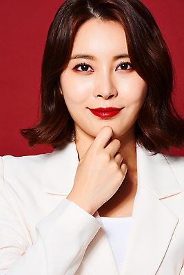 포토 JPG 스튜디오촬영 여자 얼굴 비즈니스 실내 한명 서기 미소 정장 손짓 근접촬영 상반신 20대 성인 앞모습 뷰티 섹시 한국인 빨간배경 의료성형뷰티 성인여자한명만 국내포토 1 옷 뷰포인트 백그라운드 컨셉 모션 표정 사람 동양인 청년 내부 신체부위 빨간색 여자한명만 성인여자만 파일형식